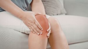膝に水がたまって痛みを感じている様子